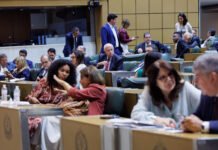 Cinema adaptado e protetores auriculares: PLs aprovados garantem mais proteção a crianças com TEA