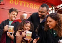 Parques da Universal celebram temporada da Cerveja Amanteigada nas áreas destinadas ao mundo de Harry Potter