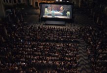 Pré-estreia de ‘A Conspiração Condor’ lota a Praça da Basílica de Iguape