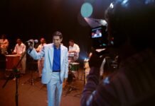 ‘Deixa a Vida Me Levar’, cinebiografia de Zeca Pagodinho, recria show histórico do cantor realizado no antigo Metropolitan