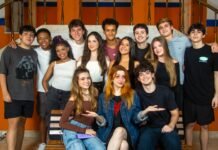 Autora da obra original, Babi Dewet visita set de filmagens da série ‘Sábado À Noite’