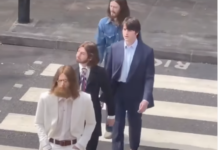 COM VÍDEO! ‘Novos’ Beatles atravessam Abbey Road e recriam foto icônica durante filmagens da quadrilogia