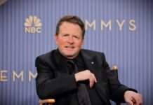 Michael J. Fox é ovacionado no Emmy 2026 e emociona ao falar sobre luta contra o Parkinson